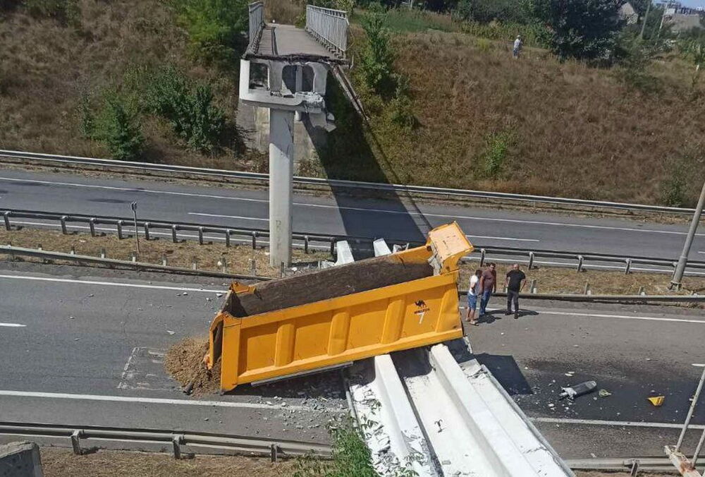 На трассе Киев-Одесса обвалился пешеходный мост