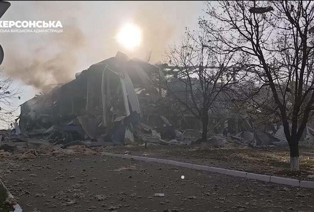 Мер Херсона потрапив під повторний обстріл під час зйомки відео про наслідки першого удару Мер Херсона потрапив під повторний обстріл під час зйомки відео про наслідки першого удару