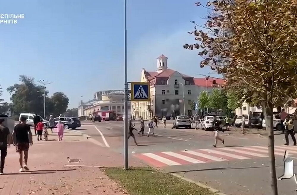 Последствия ракетного удара по центру Чернигова показали на видео