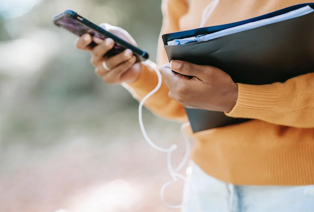 Лишний вес, изогнутая шея, кривые пальцы: как из-за смартфонов будут выглядеть люди в будущем