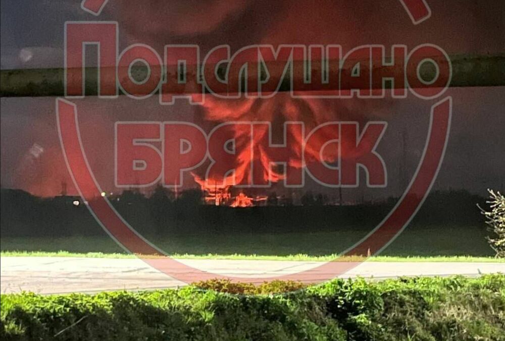 У Росії заявили про масовану атаку дронів: горить нафтобаза та підстанція