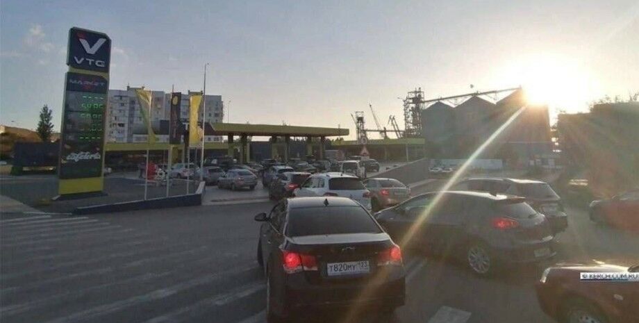 Вибух на Кримському мості викликав паніку: продаж товарів обмежений, поїзди скасовані, на заправках черги