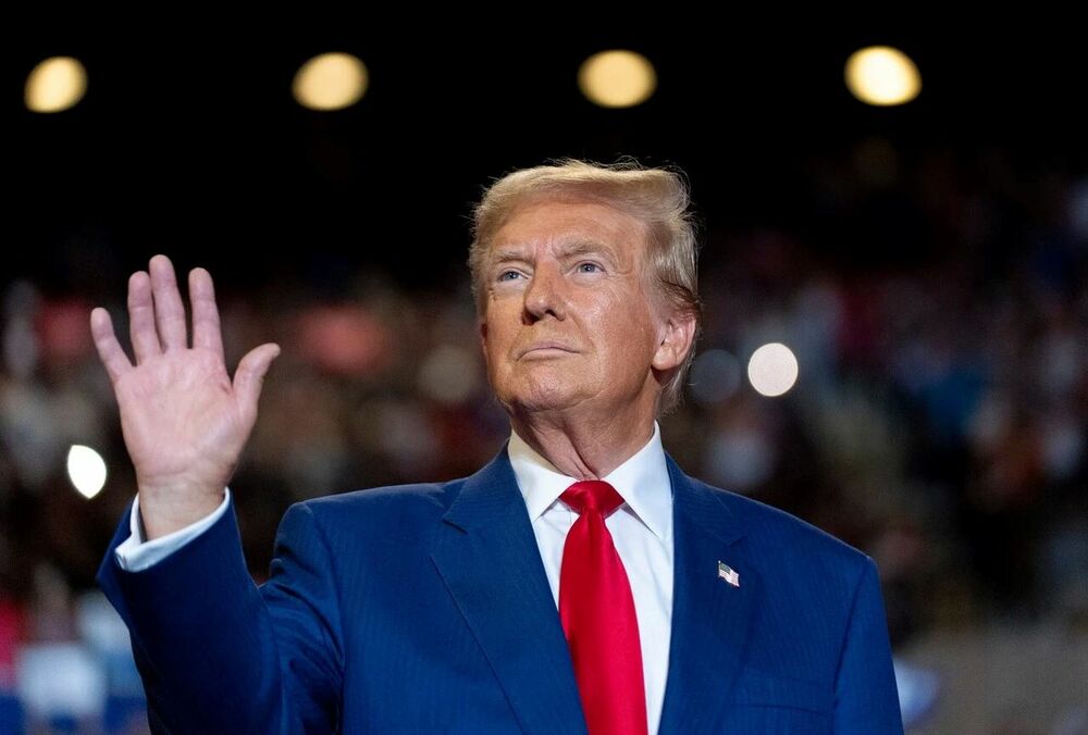 Трамп лідирує у всіх хитких штатах