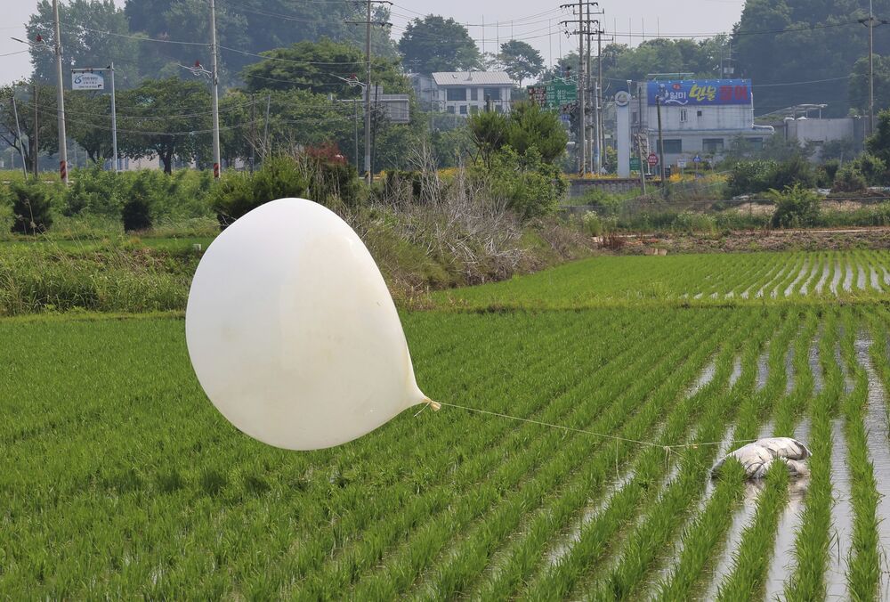 КНДР отправила в Южную Корею новые воздушные шары с мусором и паразитами