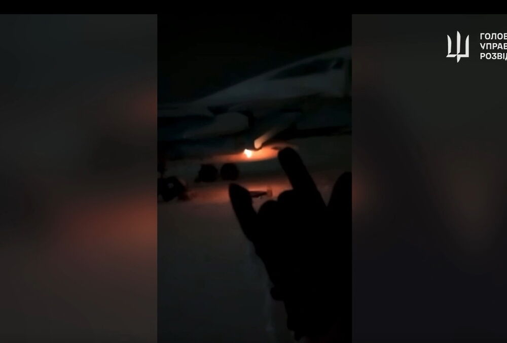 В ГУР показали, как горит российский бомбардировщик Су-34 В ГУР показали, как горит российский бомбардировщик Су-34