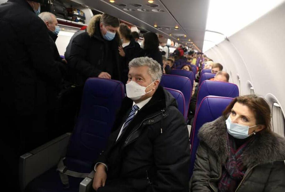 Петро Порошенко повернувся до України: в аеропорту у нього відібрали паспорт