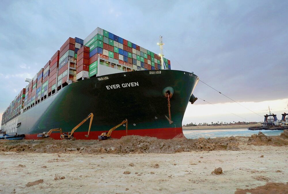 Контейнеровоз Ever Given удалось сдвинуть с мели в Суэцком канале - ВИДЕО