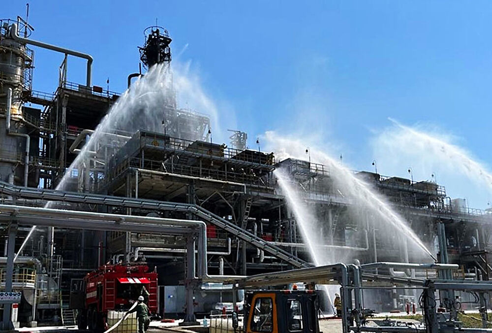 Большой российский НПЗ возобновил работу после атаки дронов