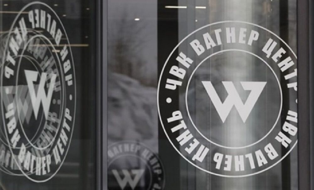 Представители ОМОН и Нацгвардии начали обыски в здании ЧВК ”Вагнер” в Петербурге