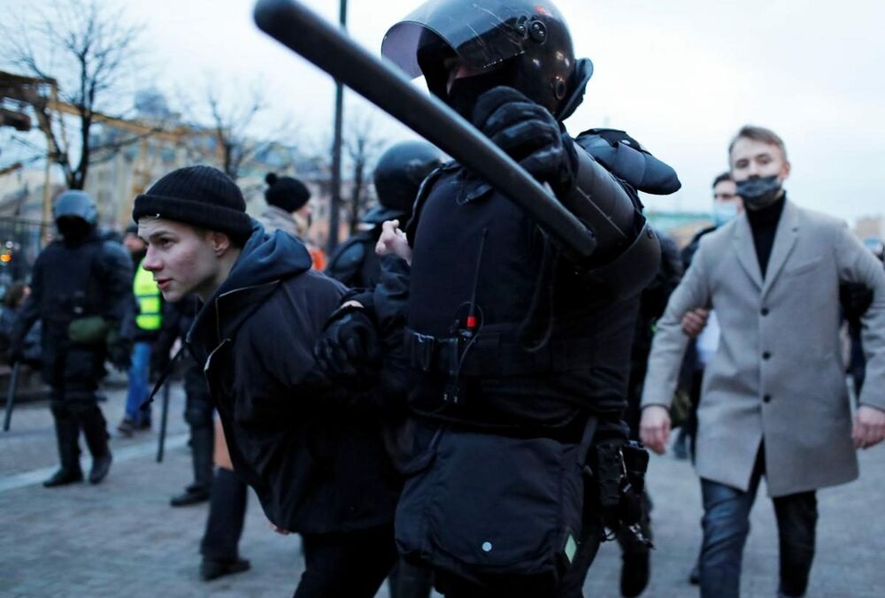 Били дубинками и электрошокерами: протесты в поддержку Навального в России разогнали силовики