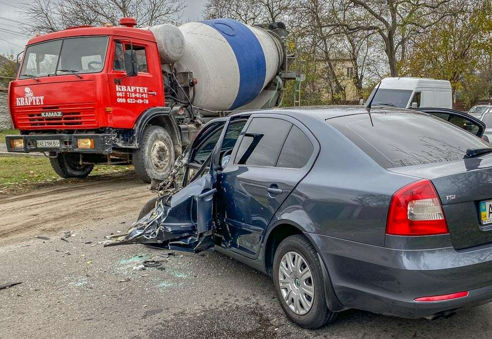 В Днепре водитель легковушки уснул за рулем и врезался в грузовик