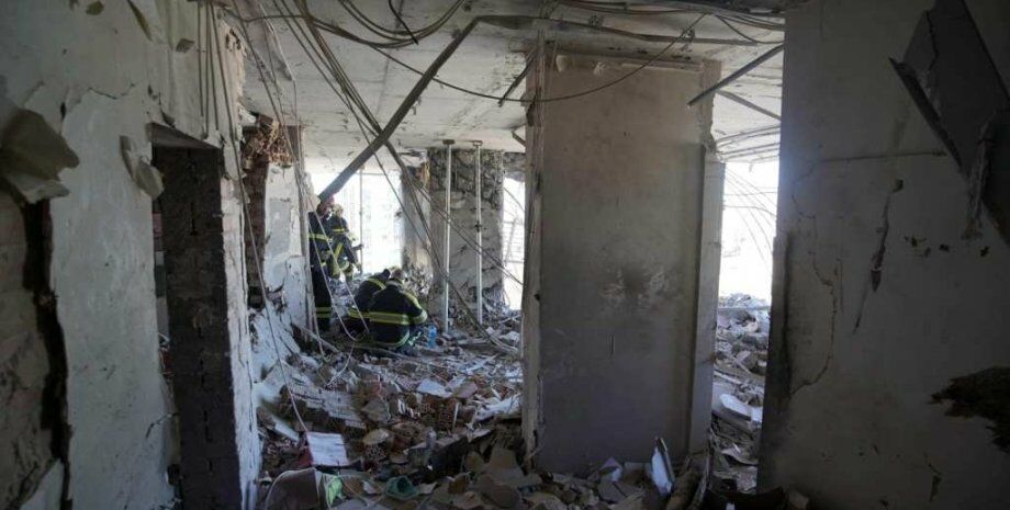 Киевляне за свои деньги начали восстанавливать разрушенный из-за ракетного удара дом 