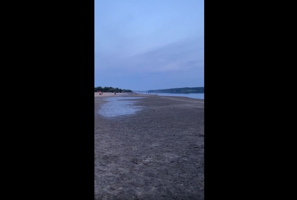 В Запорожье вода Днепра отошла от берега на 30 метров после подрыва Каховской ГЭС