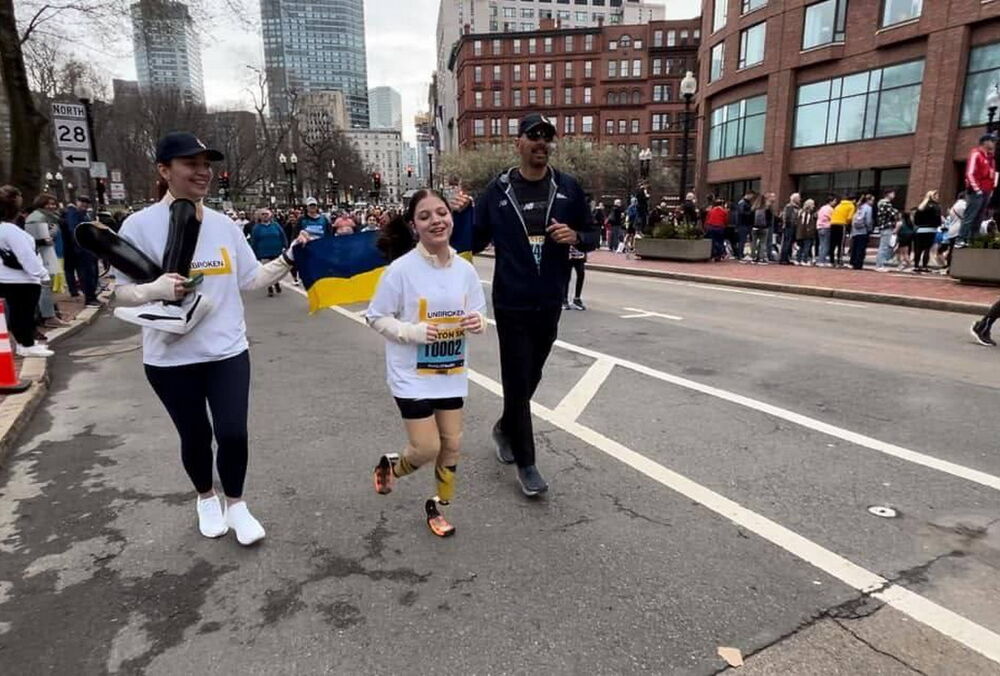 13-летняя украинка, которая потеряла обе ноги при обстреле Краматорска, приняла участие в Бостонском марафоне