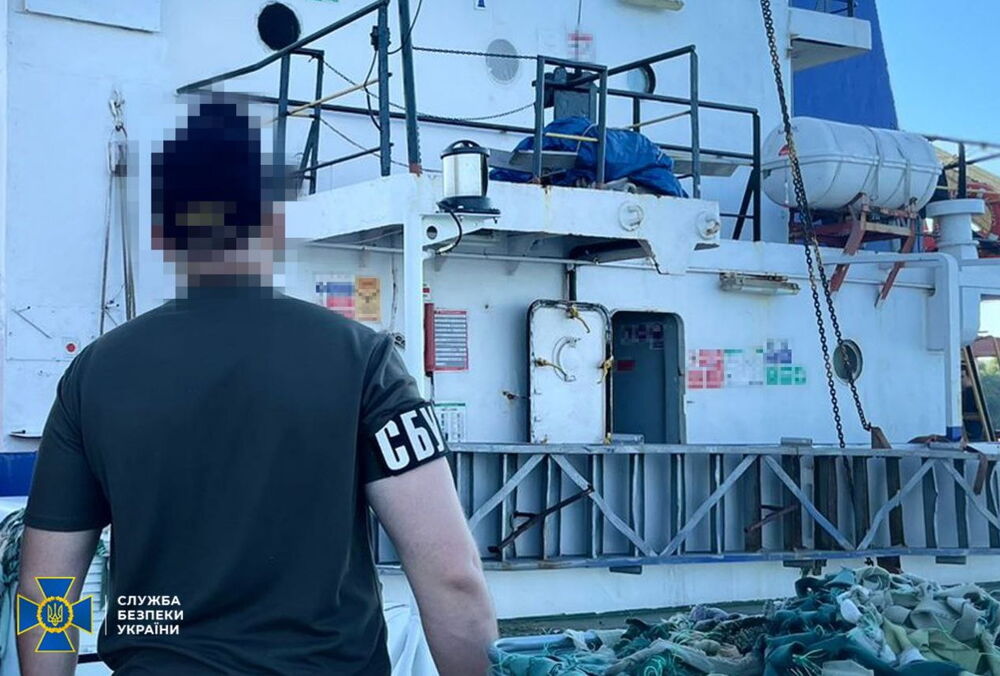Біля узбережжя Одеси затримали вантажне судно та його капітана - він вивозив крадене українське зерно через Крим Біля узбережжя Одеси затримали вантажне судно та його капітана - він вивозив крадене українське зерно через Крим