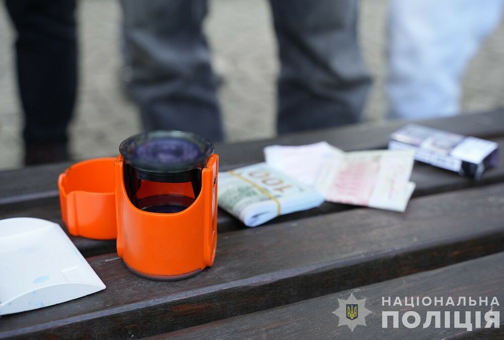 Носил с собой печати ТЦК и пустые бланки удостоверений: в Одессе общественник за $2 500 помогал уклонистам