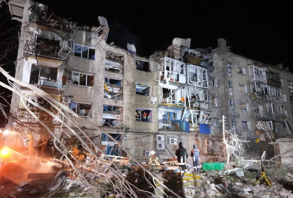 Окупанти вдарили ракетою багатоповерхівкою в Покровську: 7 людей загинули, 67 поранені Окупанти вдарили ракетою багатоповерхівкою в Покровську: 7 людей загинули, 67 поранені