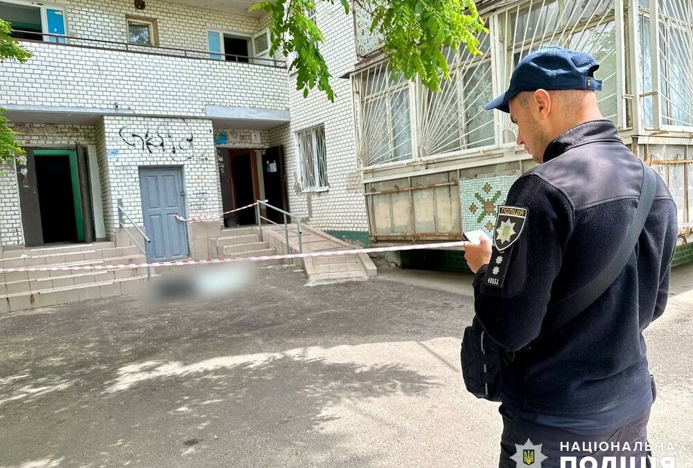 В Одесі чоловік порізав ножем дружину та доньку, а потім зістрибнув із 12 поверху