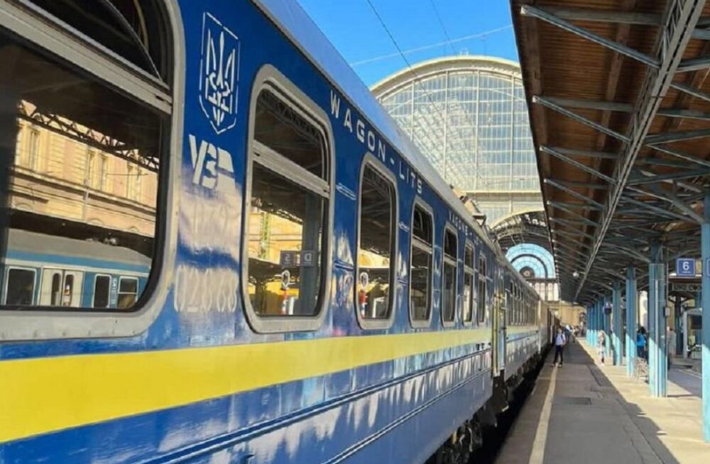 Низка поїздів в Україні затримується через російську ракетну атаку