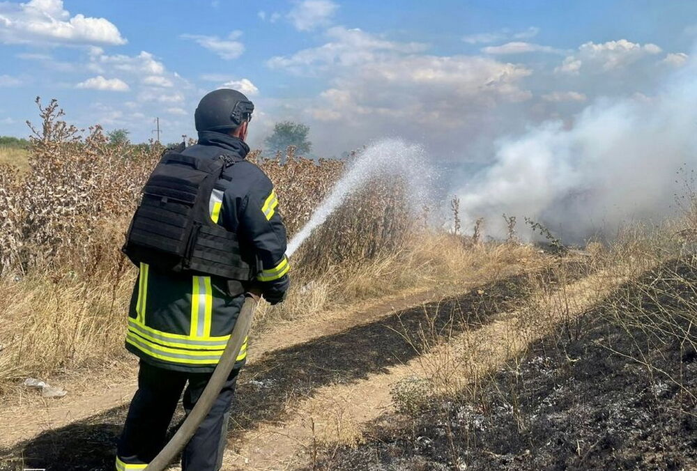 Херсон затянуло дымом из-за масштабного пожара, который вспыхнул после очередного российского обстрела