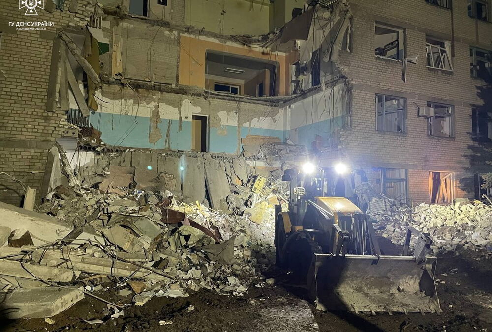 В Селидово под завалами больницы нашли тело: фото