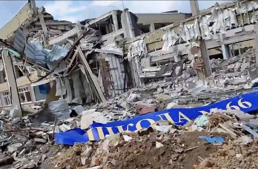 В горсовете Мариуполя показали разрушения оккупантами первой украиноязычной школы