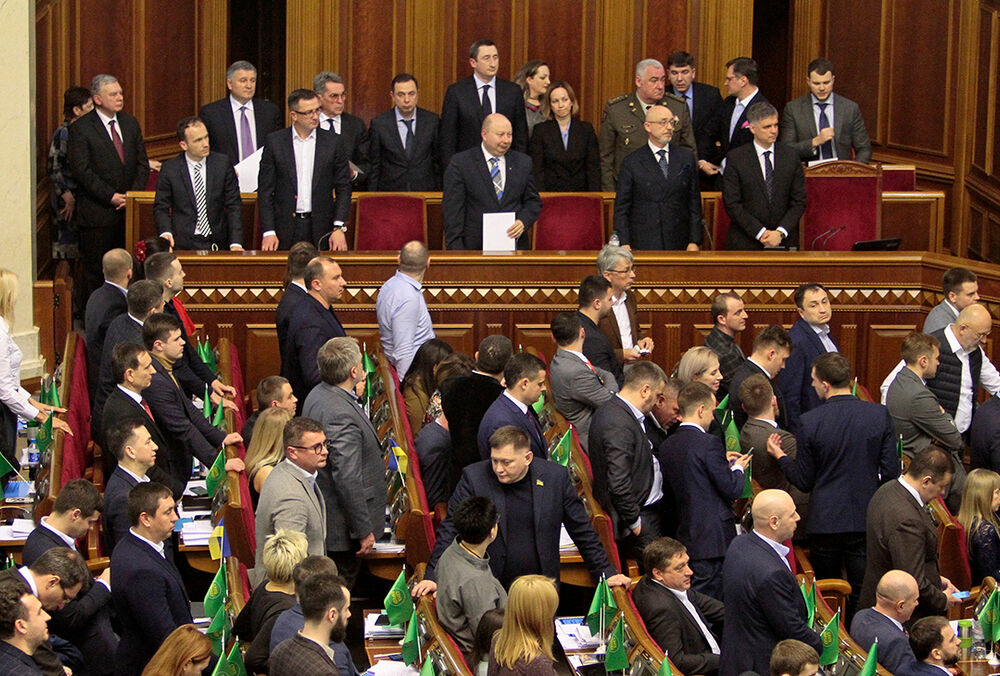 Исследование: две трети украинцев не видят партии, которая бы представляла их интересы