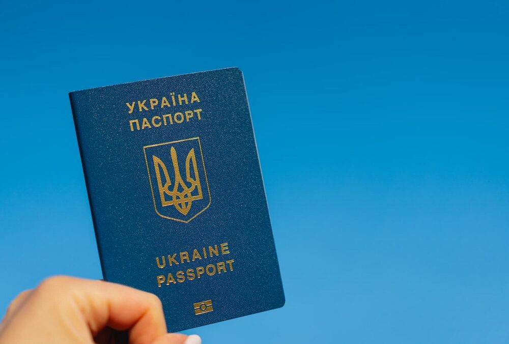 Граждан Украины и оккупированного Донбасса могут выслать в РФ: стала известна причина 