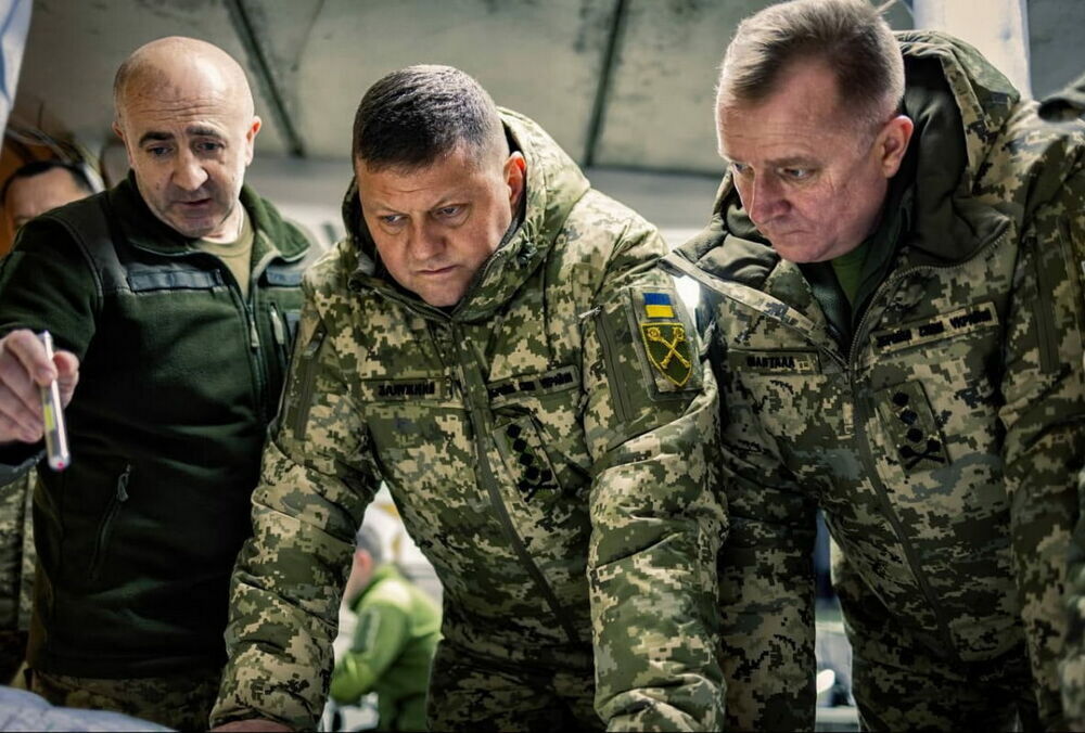 Зеленський звільнив Залужного з військової служби, призначивши послом до Британії Зеленський звільнив Залужного з військової служби, призначивши послом до Британії