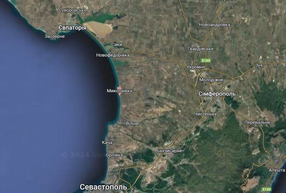 На побережье Крыма выбросило вертолет с телами российских пилотов, - сеть