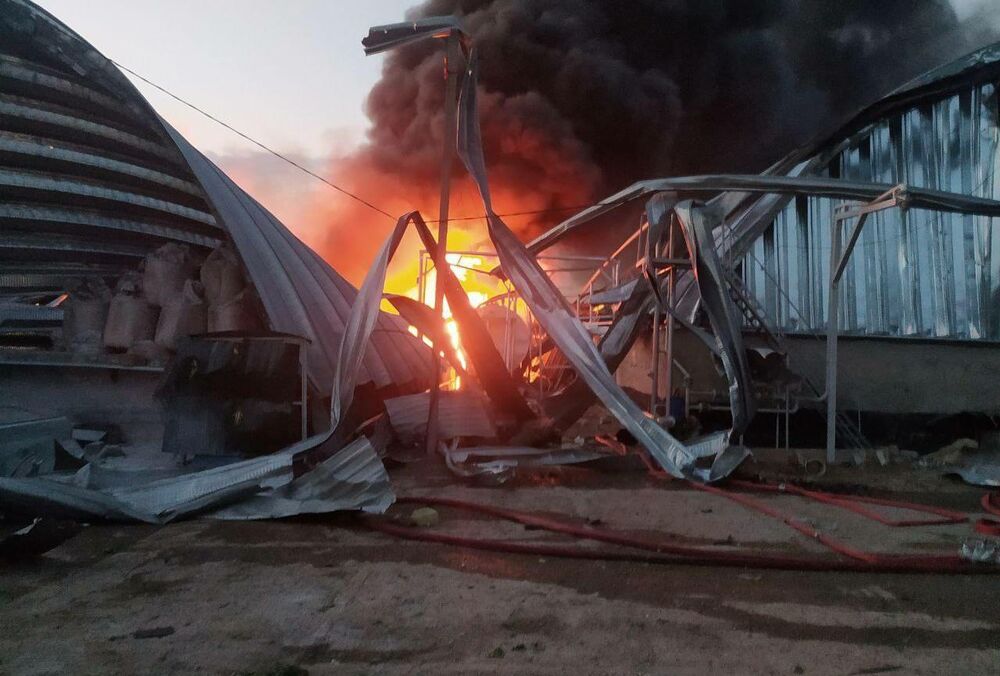 Росія розбомбила агропідприємство на Одещині: знищено тонни продукції та рятувальна техніка