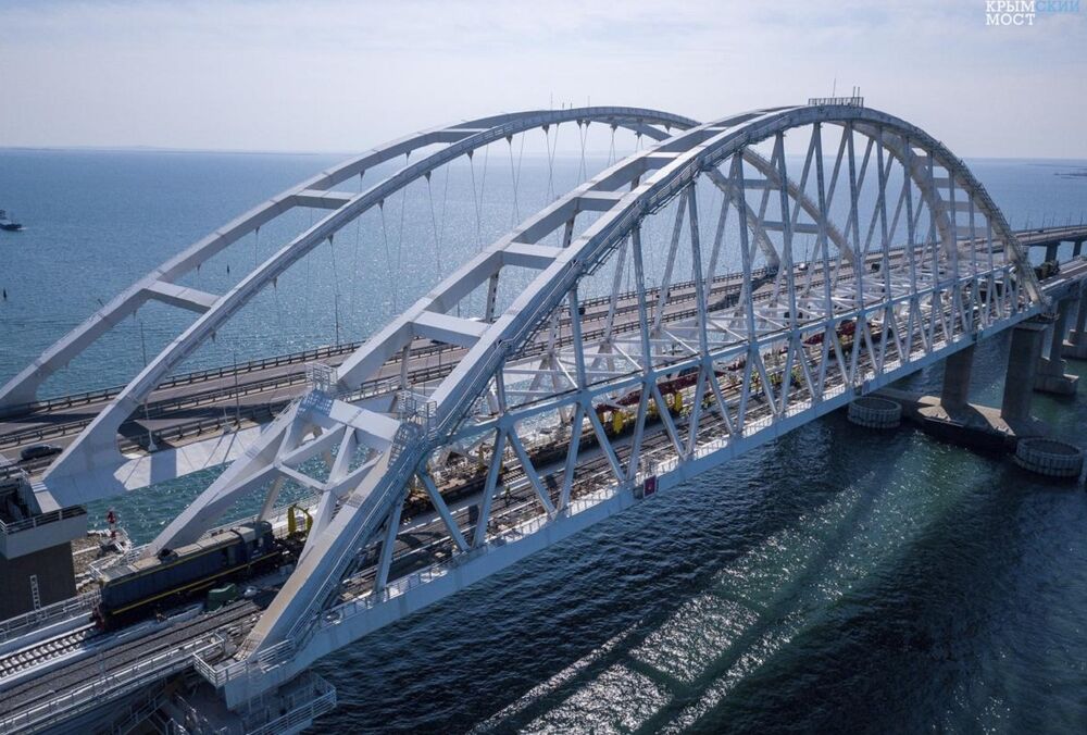 Крымский мост опять перекрыли после взрывов на севере Крыма 