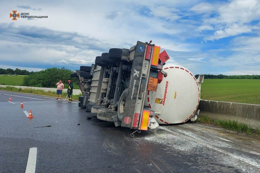 У Тернопільській області перекинувся бензовоз
