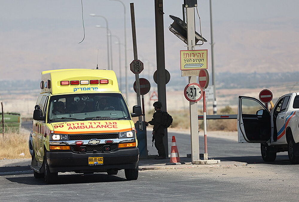 На израильском КПП террорист открыл огонь из грузовика с гумпомощью для сектора Газы