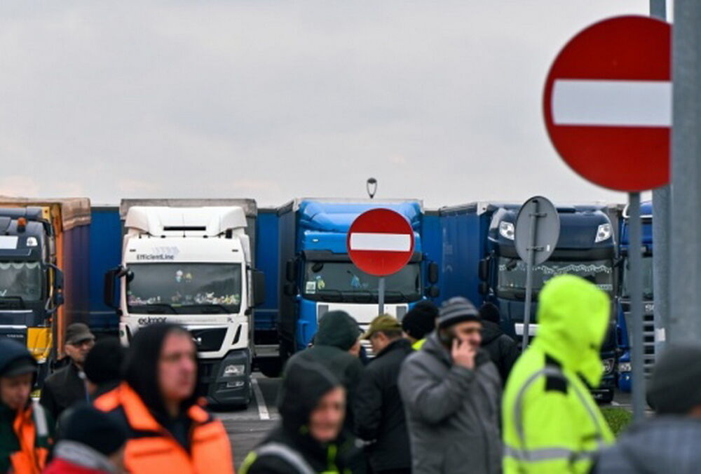 На кордоні з Польщею у чергах застрягли 2 тисячі вантажівок