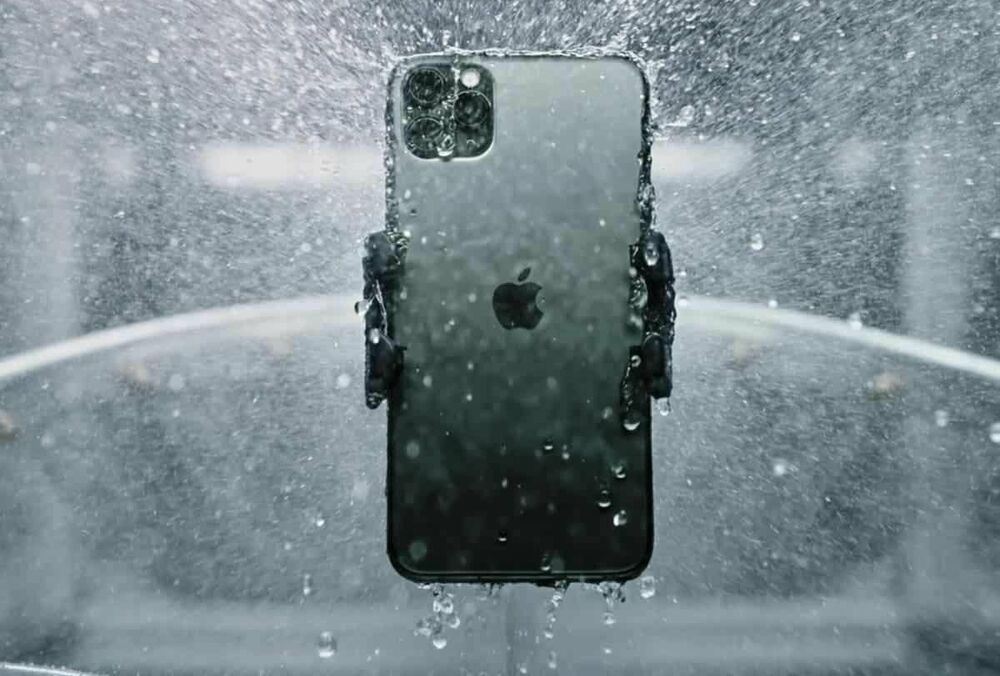 IPhone 12 занурили на 20-метрову глибину: як впорався флагман Apple, - ВІДЕО