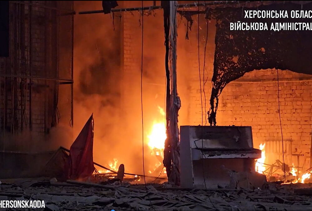 Россияне сбросили авиабомбы на Херсон: уничтожен Дом культуры Россияне сбросили авиабомбы на Херсон: уничтожен Дом культуры