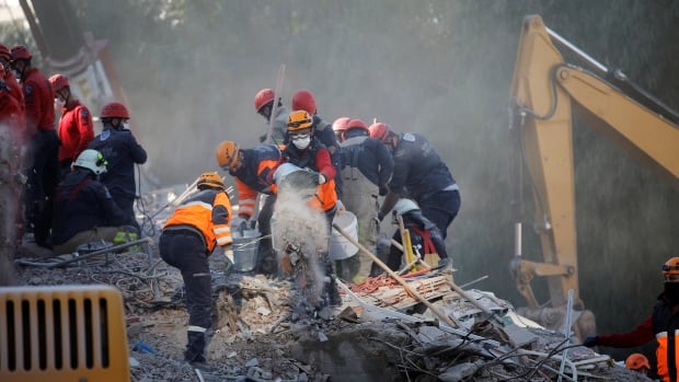 Пролежала під завалами 91 годину: в Туреччині з-під уламків будівлі витягли 4-річну дівчинку 