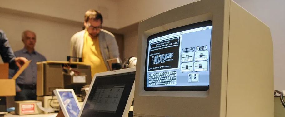 Як виглядав комп'ютер Apple 30 років тому: в Мережі опублікували унікальні фото