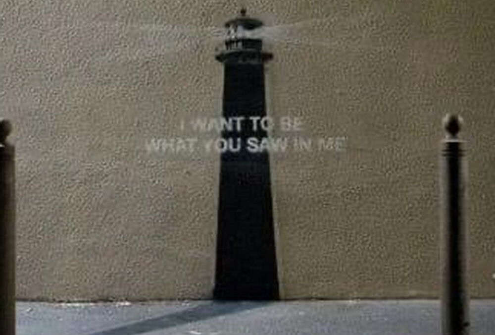 Бенксі показав нову роботу - маяк з написом ”Я хочу бути тим, що ви побачили в мені”