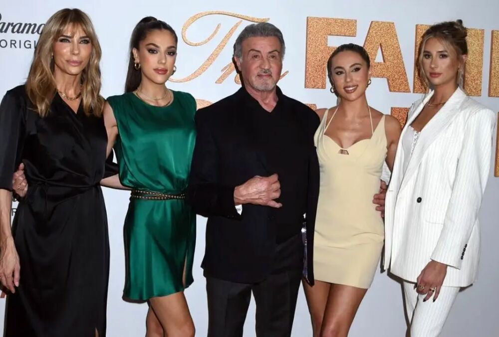 Адель купила семейный особняк Сталлоне и начала его сносить: осталась только легендарная статуя Рокки