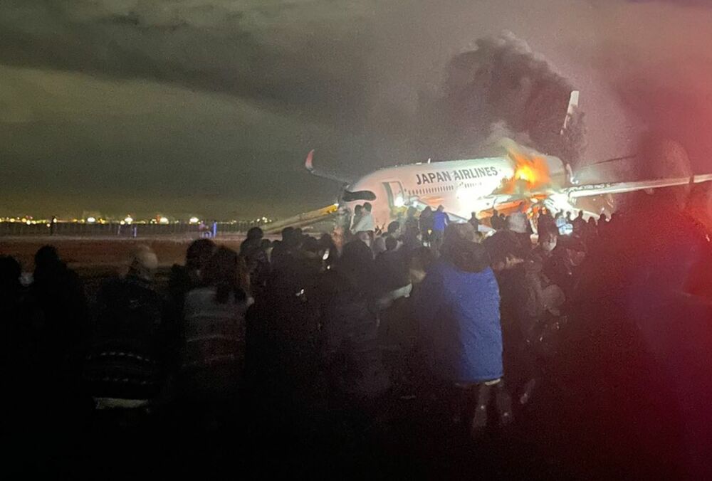 В аэропорту Токио при посадке загорелся пассажирский самолет: фото, видео