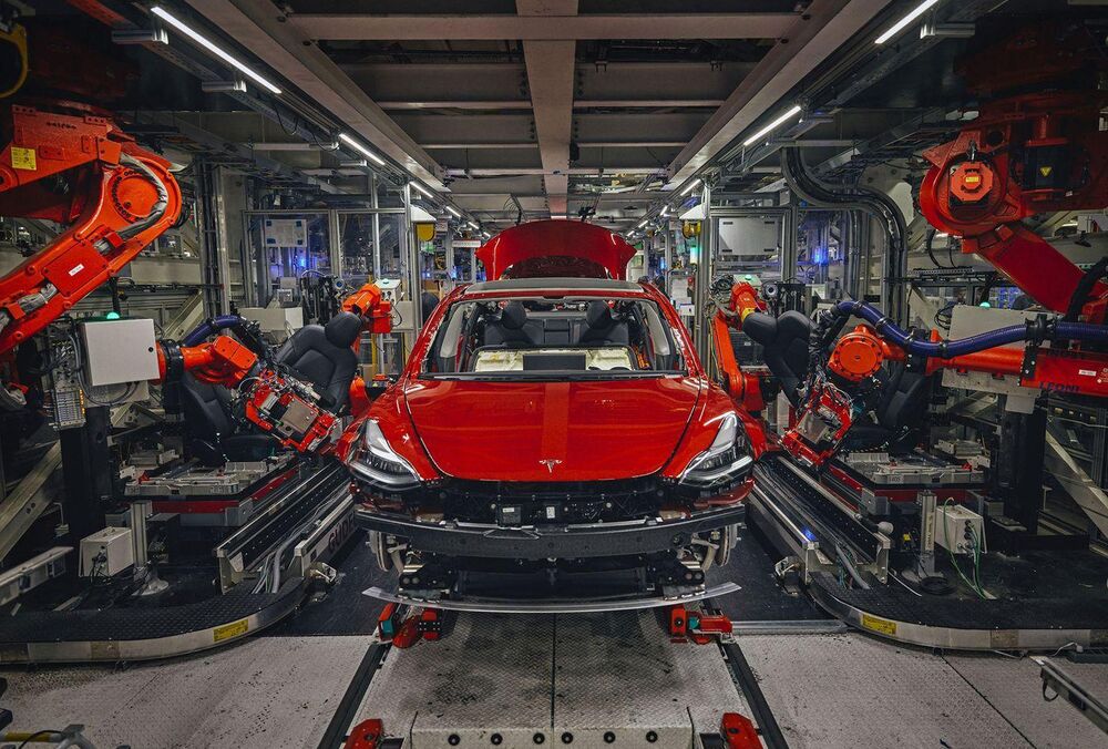 Компанія Tesla відкликає тисячі електромобілів через дефект