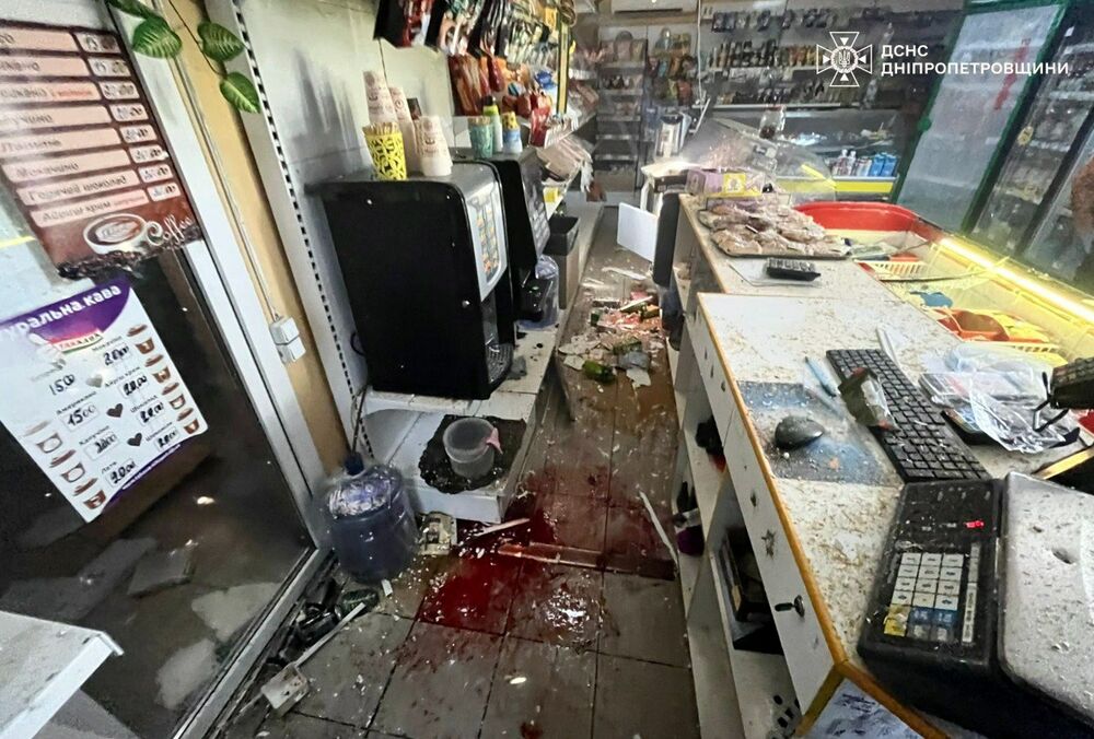 Россияне обстреляли продуктовый магазин в Никополе: двое раненых в тяжелом состоянии (фото)