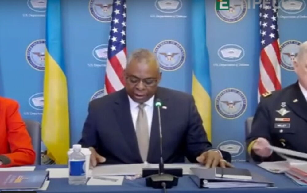 Фокус на небі: ”Рамштайн” перегляне допомогу Україні