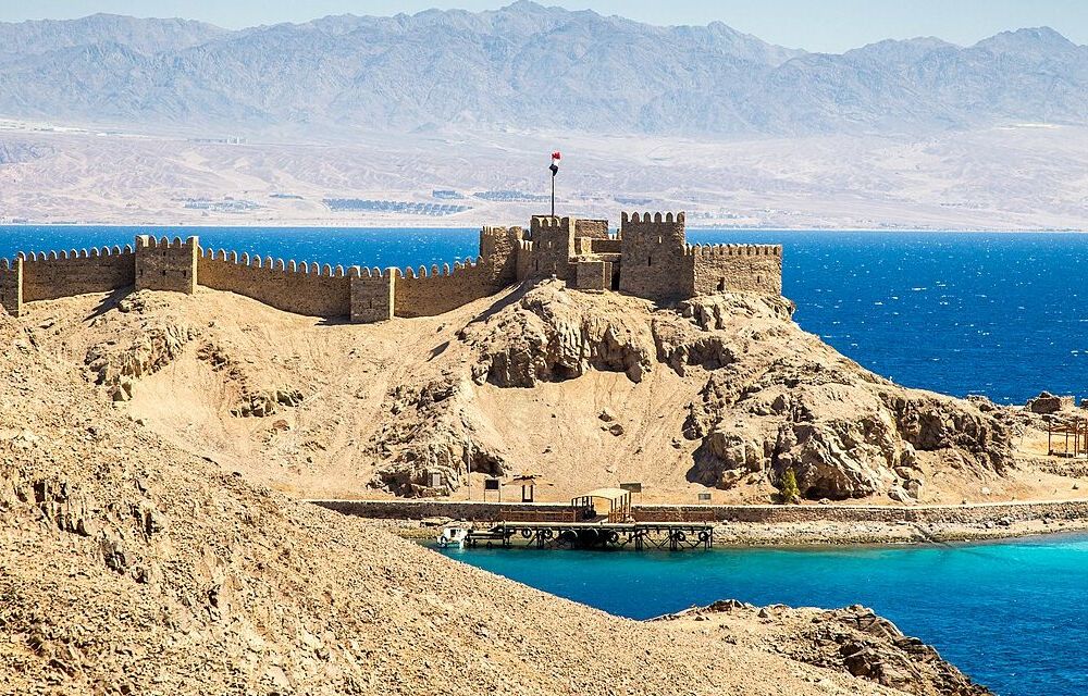 Война в Израиле: одна из ракет упала на курорт в Египте