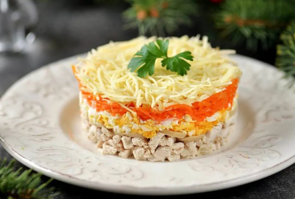 Альтернатива ”Шубе” и ”Мимозе”: рецепт вкуснейшего слоеного салата с курицей
