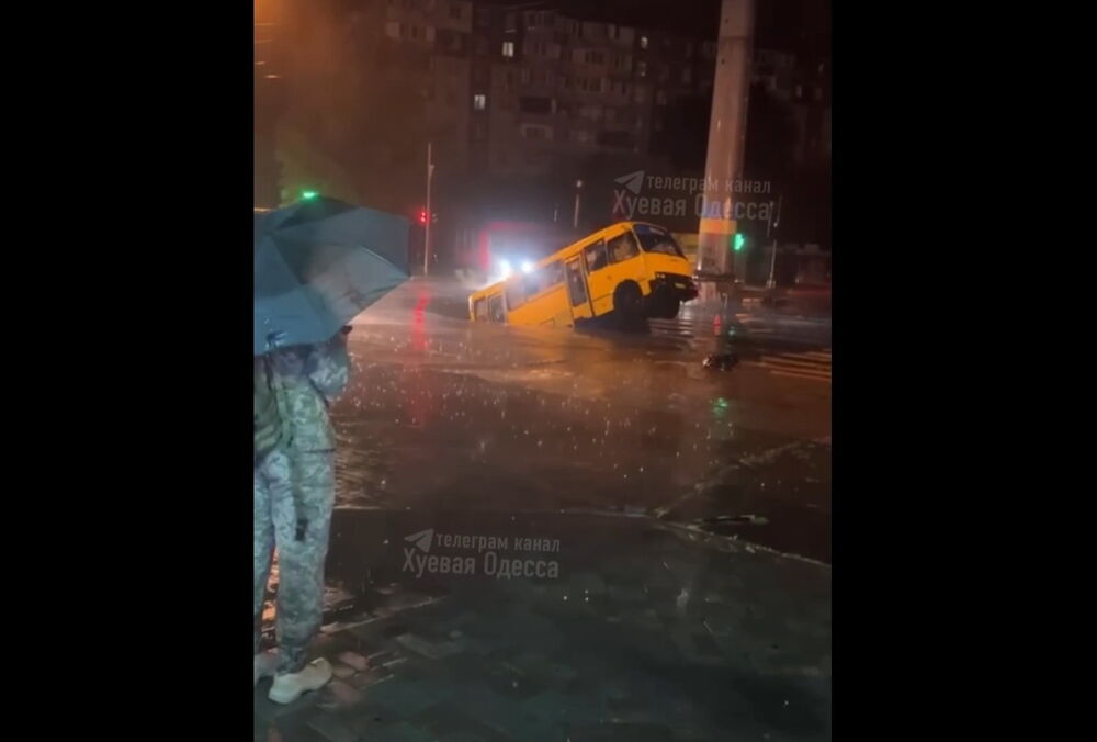 Через потоп в Одесі почав провалюватися під землю транспорт, а дітей відправили на дистанційку