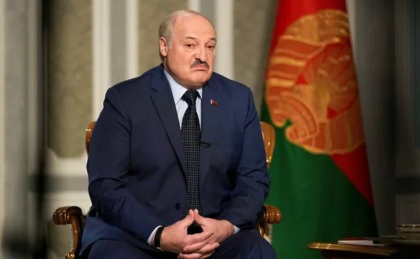 Лукашенко заявив, що Україна не воює: ”З Росією воює Америка” Лукашенко заявив, що Україна не воює: ”З Росією воює Америка”