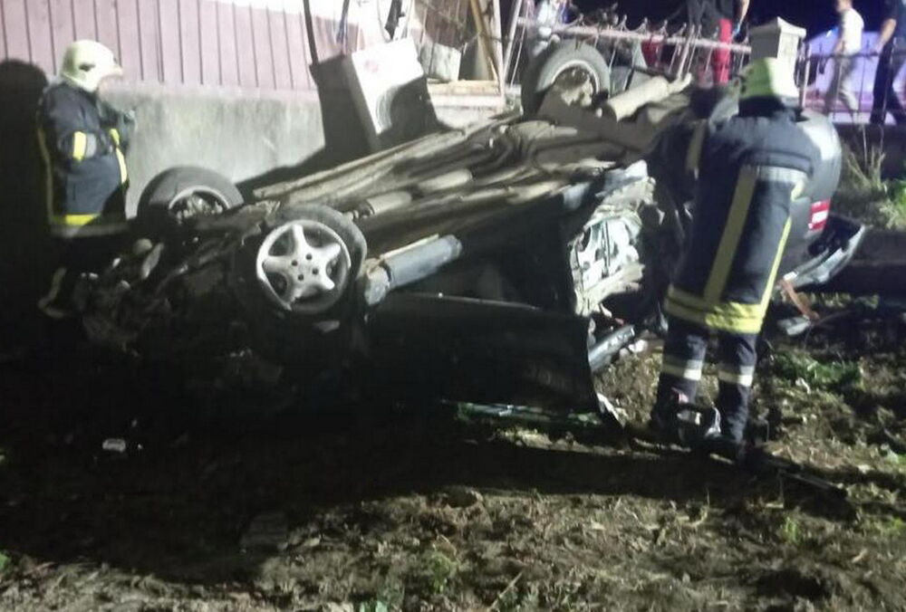 На Львівщині 18-річний водій злетів з дороги, машина перекинулася: є загиблий